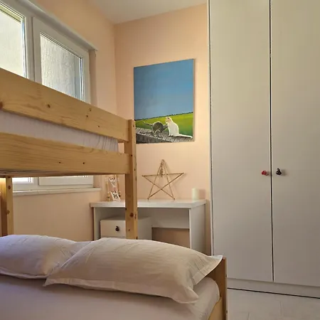 Sunny - 274 Apartment